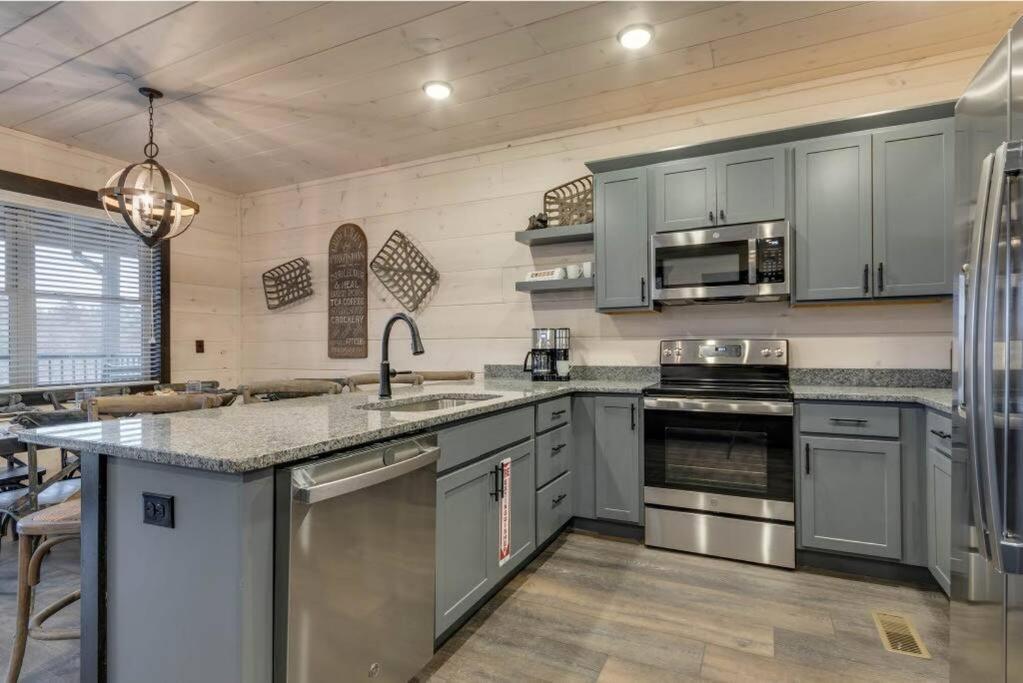 Blue Moon Ridge: Brand New Cabin! 5 Bedrooms, Pool/Hot Tub, Theatre Pigeon Forge Exterior photo