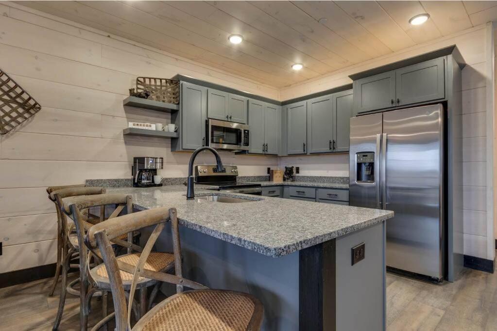 Blue Moon Ridge: Brand New Cabin! 5 Bedrooms, Pool/Hot Tub, Theatre Pigeon Forge Exterior photo