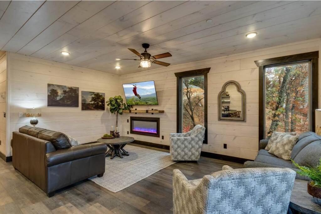 Blue Moon Ridge: Brand New Cabin! 5 Bedrooms, Pool/Hot Tub, Theatre Pigeon Forge Exterior photo